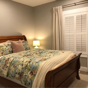 Pottery Barn Queen duvet cover with 2 queen size shams.